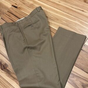 Men’s dress slacks
Executive collection by Tom James